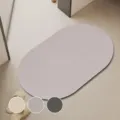 Vista detallada de alfombra de suelo ovalada lisa, felpudo de baño absorbente y antideslizante. - 40*60cm / Gris claro