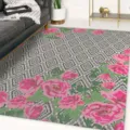 Detailansicht des nordischen Blumen-Teppichs mit geometrischem Muster und rosa Rosen. - 1119HHdt-7
