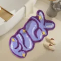 Vista dettagliata del tappeto da bagno irregolare viola soffice con simpatico design di lettere. - JQ-Viola