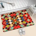 Vista dettagliata del tappetino da bagno con motivo patchwork colorato e fondo antiscivolo. - 1021 Piastrelle decorate - 6