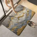 Vista detallada de la alfombrilla de baño de lujo con patrón de montaña dorada, antideslizante. - Dorado 06