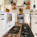 Detailansicht des Halloween Küchenfußmatten Sets mit gruseligen Skelett und Kürbis Motiven. - Vintage Halloween