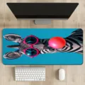 Vue rapprochée d'un grand sous-main de bureau avec un drôle de zèbre aux lunettes roses. - SBDZ-10