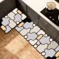 Detailansicht des verdickten, rutschfesten, saugfähigen Leder-Küchenmatten-Sets. - Kleine geometrische Patchwork