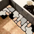 Detailansicht des abstrakten geometrischen Küchenmatten-Sets, wasserfeste und rutschfeste Oberfläche. - Geometrischer Patchwork mit breitem Rand