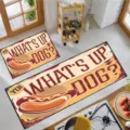 Detailaufnahme von Retro-Küchenmatten mit Hotdog-Grafik und Text für gemütliche Boden-Deko. - 1129MSCF-12