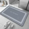 Vue détail du tapis de bain gris en terre de diatomée minimaliste avec design antidérapant absorbant. - 40x60cm (Peluche Douce) / QD526-6