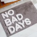 Detailansicht der weichen grauen Badematte mit erhabenem weißen NO BAD DAYS Schriftzug. - BO Kreativer Text 16