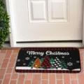 Paillasson de Noël avec bordure à carreaux rouge et noir, motif d'arbres festifs pour l'entrée. - Style de Noël 11