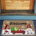 Vue détaillée du paillasson de Noël avec des lutins et un camion rouge festif et sapin. - Style de Noël 12
