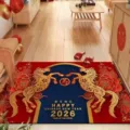 Λεπτομερής όψη του χαλάκου 2026 Κινεζικής Πρωτοχρονιάς αλόγου με κόκκινο και μπλε σχέδιο. - 40x60cm (Nea Gi Diatomon) / Κόκκινο χαλάκι πόρτας για το έτος του αλόγου σχέδιο 01