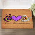 Dettaglio zerbino di Halloween con segno di pace colorato, cuore viola e fantasma carino. - 40*60cm / Stile