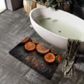 Primo piano del tappeto bagno in velluto tecnico effetto legno con superficie assorbente e antiscivolo. - HRDMW-6