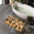 Vista dettagliata del tappetino da bagno in pile tecnico con venature del legno, assorbente e antiscivolo. - HRDMW-7