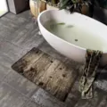 Tappeto da bagno in velluto tecnico effetto legno assorbente in una scena di stanza da bagno. - HRDMW-8