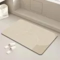 Minimalistische saugfähige Badematte, weicher rutschfester Badvorleger in stilvollem Beige Design. - Wabi-Sabi — Brise und Mondlicht