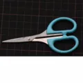 Präzisionsbastelschere mit mintblauem Griff, ideal für Fimo und feine Detailarbeiten. - Original Gerade Schere