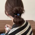 Élégant chouchou avec perle bleue et design moderne, élastique résistant pour coiffure. - Noir