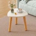 Piccolo tavolino da caffè triangolare moderno minimalista, piano bianco con gambe in legno. - 40x40x30cm / Bianco caldo