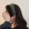 Grünes, breites Strickstirnband für Damen, stilvoller minimalistischer Haarreif für den Alltag. - Grün