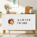 Detailansicht des klebrigen Staubvorhangs mit niedlichem Cartoon-Design und Karomuster. - Wohnzimmer & Küche