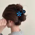 Nahaufnahme einer süßen blauen Blumen-Haarklammer im Haar, elegant und stilvoll getragen. - Große Haarklammer (Schwarze Basis) / 13cm / Blau