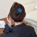 Blaue Blumen Haarklammer mit rotem Detail, stilvolles Haaraccessoire für die Frisur. - Twist Clip (Schwarze Basis)
