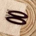 Braune Samt Ovale Haarspangen Detail Nahaufnahme, minimalistisches Retro Haarschmuck. - Basismodell (Einzelstück) / Kaffeebraun