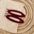 Detaillierte Nahaufnahme eleganter roter Samt-Ovale Haarspangen für den perfekten Alltags-Look. - Basismodell (Einzelstück) / Burgunderrot