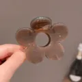 Molla per capelli a fiore marrone, pinza per capelli in resina trasparente da 7cm per acconciature. - Caffè latte