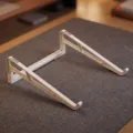 Weißer faltbarer Laptop-Ständer im Detail, tragbarer verstellbarer Notebook-Halter fürs Büro. - Weiß