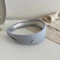 Minimalistischer breiter Strickhaarreif mit Herzanhänger, hellblaues Haaraccessoire für Damen. - Cremeblau