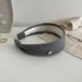 Grau breiter Haarreif mit süßem silbernen Herzanhänger, minimalistisches Strick Haaraccessoire. - Elegantes Grau
