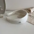 Minimalistischer weißer breiter Haarreif mit Metall-Anhänger, eleganter Stoff Haarschmuck. - Gebrochenes Weiß