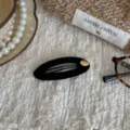 Schwarze Samt BB Haarklammer mit goldenem Metalletikett, koreanisches Retro Haaraccessoire Damen. - Gold Label Style / Schwarz