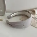 Graues gestricktes breites Stirnband mit Herzanhänger, minimalistisches Haaraccessoire Damen. - Milchgrau