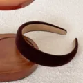 Bruine fluwelen brede haarband voor vrouwen, stijlvolle haarhoepel variant voor dagelijks. - Donkerbruin