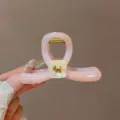 Molla per capelli rosa trasparente in resina con ciondolo cane d'oro per elegante acconciatura. - rosa pesca