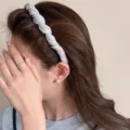 Serre-tête tressé gris chic avec dents antidérapantes, accessoire élégant pour coiffure haute. - Gris