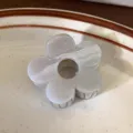 Molla per capelli a forma di fiore bianco, elegante pinza squalo in resina per acconciature donna. - Stile Grigio Premium (B106-6)