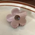 Molletta per capelli a fiore in resina nude, accessorio chic per eleganti acconciature e code. - Stile Caffè Chiaro (B106-8)