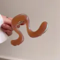 Glänzende minimalistische Haarspange in Jelly-Farbe für dickes Haar eleganter Haarschmuck - Geometrischer Fließender Stil (M22-2)