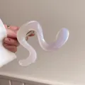 Unregelmäßige perlmuttfarbene Gelee-Haarkralle mit glänzender Oberfläche für dicke Haare. - Geometrischer Fließender Stil (M22-6)