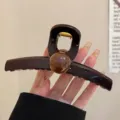 Molla per capelli marrone con perla rotonda elegante fermaglio squalo accessorio per donne - Pinza a Squalo con Perline / Molletta per capelli con perline (Marrone cioccolato)