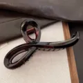 Schokoladenbraune elegante Haarklammer für Damen, stilvoller Twist Haargreifer Clip. - Glänzend Braun (K65-2)