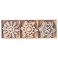 Set aus hölzernen Weihnachts-Schneeflocken-Anhängern mit Jutebändern in Holzaufbewahrungsbox. - Achtzehn Stücke / Stil A