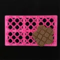 Detalle cortador galletas fondant celosía rosa, textura superficie molde primer plano. - Corazón