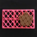 Molde de galletas de plástico rosa con patrón de celosía y herramienta de relieve - Flor de Ocho Pétalos