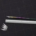 Detailaufnahme des Metall-Bastelmesser-Sets mit Farbverlauf-Griff und Ersatzklingen. - 1 Set