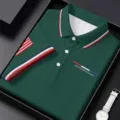 Détail en gros plan du polo à manches courtes vert foncé pour hommes avec col rayé. - Vert foncé